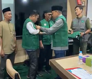 Rektor UMI Prof Sufirman memasang rompi kepada apoteker pendamping Proses Produk Halal